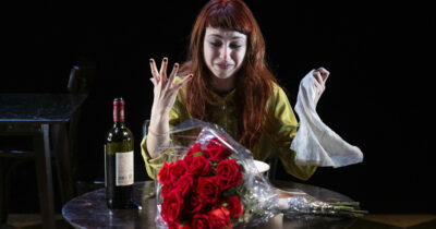 Copertina di “L’utero distrugge la pace della mente”: Mirandolina di Goldoni picchia, sbeffeggia, scherza contro l’arroganza degli uomini. Indipendente fino alla tragica fine