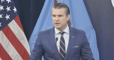Copertina di Iran, il segretario della Difesa Usa Hegseth recita un salmo della Bibbia durante una conferenza stampa