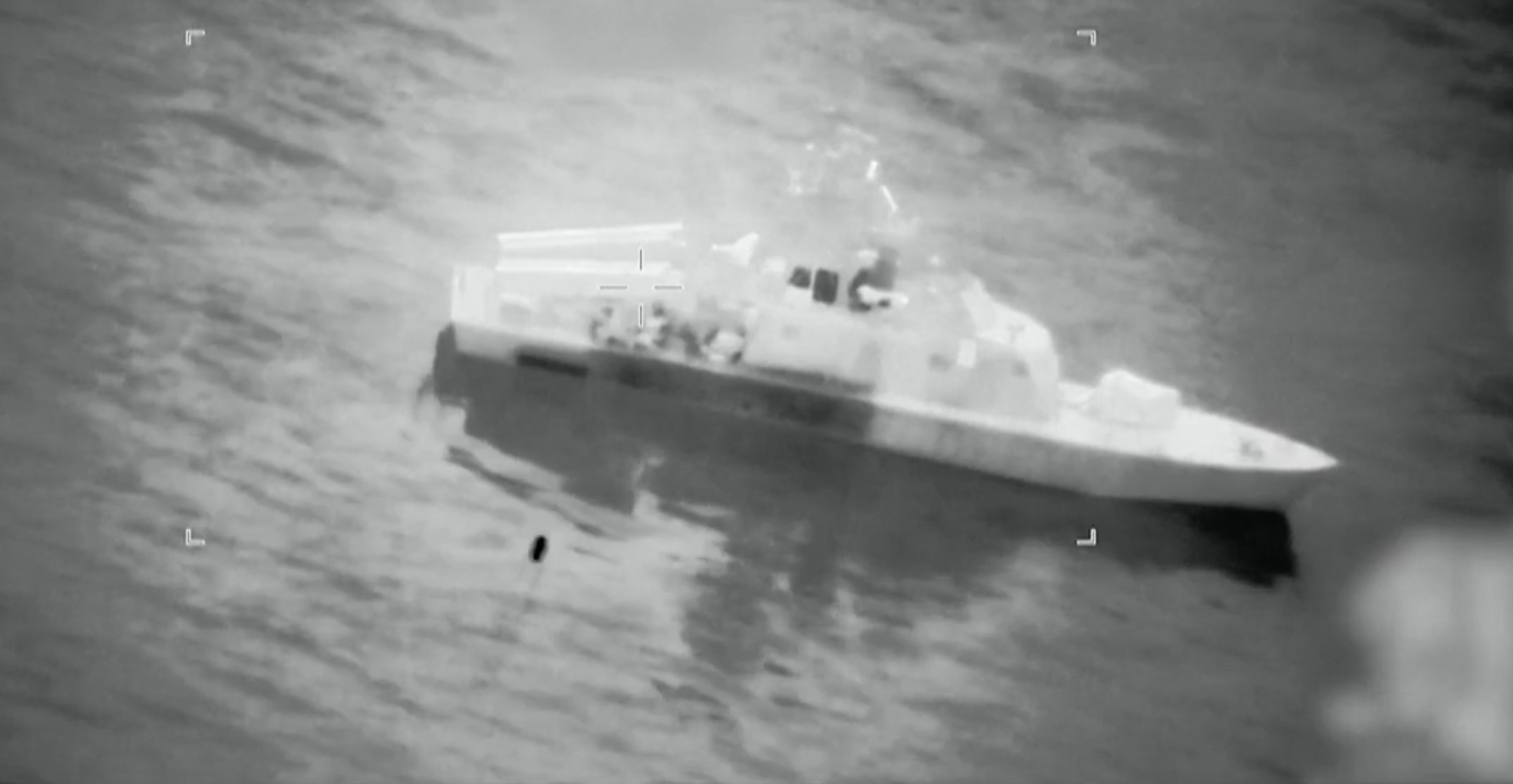 Copertina di L’esercito Usa pubblica le immagini degli attacchi alle “navi posamine iraniane” nello Stretto di Hormuz