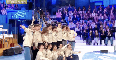 Copertina di Amici 25, il Serale è alle porte: ecco chi sono i 17 cantanti e ballerini “promossi” per la Fase Finale. Nuovi giudici in arrivo? Spunta Alessandro Cattelan