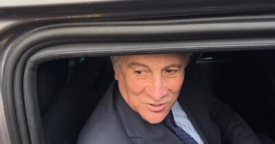 Copertina di Tajani non commenta le frasi di Bartolozzi e sbotta coi giornalisti: “Perché non mi rispondete su Gratteri?”. “Il ministro è lei”