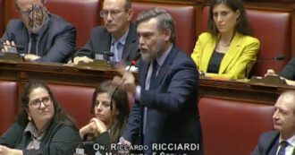 Copertina di Ricciardi (M5s) attacca Meloni: “Siete servi sciocchi della ‘coalizione Epstein'” – Video