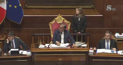 Copertina di Il fuorionda di La Russa in Senato a microfono aperto: “Porca putt…” – Video
