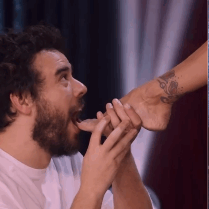 Andrea Pisani beve dal piede di Belen Rodriguez come Samurai Jay nel video di “Ossessione”: il fuori onda ‘piccante’ a Only Fun
