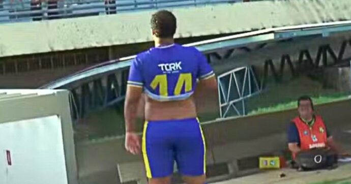 Preso in giro per la pancia: segna un super gol e la mostra ai tifosi | Domeniche Bestiali