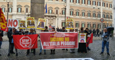 Copertina di Comitato No Sociale, una manifestazione a Roma contro il governo Meloni: nel mirino anche Elly Schlein (Pd)