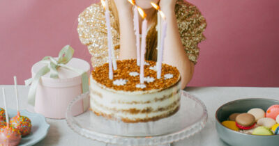 Copertina di “Alla festa di compleanno di mia figlia non è venuto nessuno. Sento di aver fallito”: una madre si sfoga sui social, quello che succede dopo la lascia senza parole