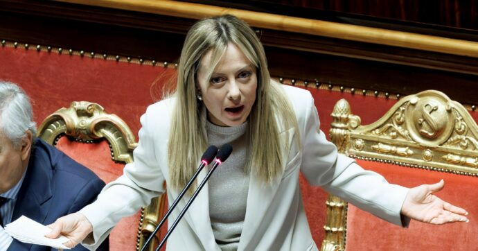 Meloni ora torna draghiana: “Meglio i rincari della Bomba”