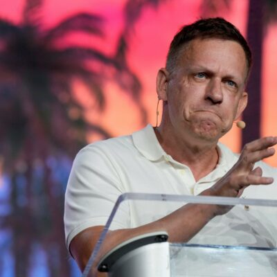 Copertina di Roma, Peter Thiel a caccia dell’Anticristo: sfida a Leone XIV sulla Intelligenza artificiale
