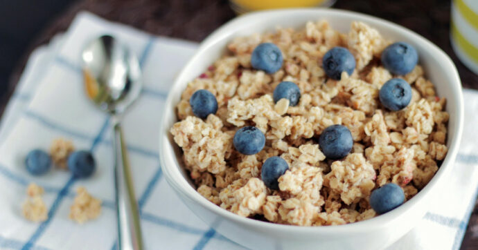 “Muesli a colazione? Attenzione, una sola porzione può coprire quasi metà degli zuccheri giornalieri”: l’avvertimento dell’esperto