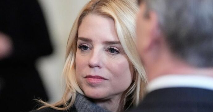“Minacciata per gli Epstein files e la cattura di Maduro”: Pam Bondi trasferita in una base militare