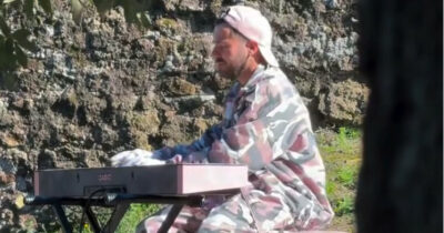 Copertina di Ragazzo del ‘Pianoforte rosa’ derubato, si fa avanti una misteriosa donatrice che vuole ricomprargli tutto: “È la compagna di un famoso musicista”