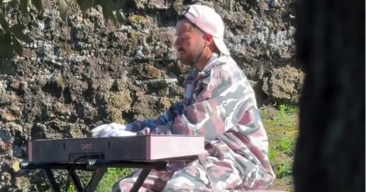 Ragazzo del ‘Pianoforte rosa’ derubato, si fa avanti una misteriosa donatrice che vuole ricomprargli tutto: “È la compagna di un famoso musicista”