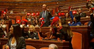 Copertina di M5s sventola cappellini rossi stile Maga con la scritta “No alla guerra”: la protesta in Senato