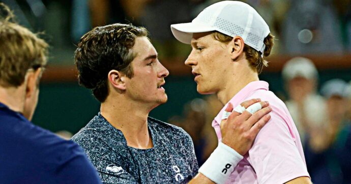 Fonseca lo sfida, Sinner torna letale: sofferenza e spettacolo a Indian Wells. Poi ammette: “Ha un grandissimo talento”