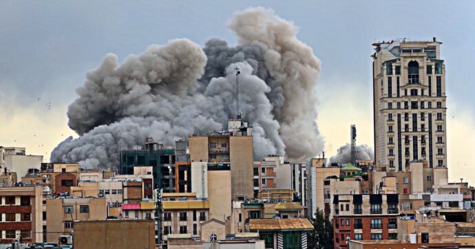 Crosetto: “Un missile ha colpito la nostra base a Erbil. Non ci sono vittime”. Il Consiglio di Sicurezza Onu condanna gli attacchi di Teheran. Trump: “In Iran non abbiamo finito”