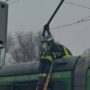 Copertina di Principio di incendio su un tram a Milano: evacuati i passeggeri, nessun ferito. Fiamme per la caduta di un cavo della rete aerea