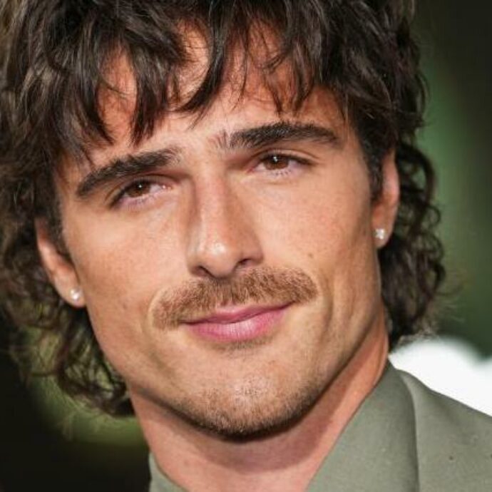 “Per Frankenstein ho dovuto costruire un corpo che sembrasse nato due volte. Come chef Bourdain, mi godo il cibo senza gabbia di regole”: lo rivela Jacob Elordi