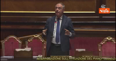 Copertina di Urso: “Renzi si inginocchiò a Rouhani”. Bagarre in Aula, Ronzulli a leader Iv: “Tira i calci sotto il banco come i bambini?”