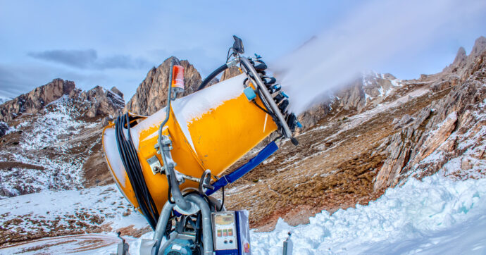 L’infrastruttura “scomparsa” che tiene in piedi le Olimpiadi, 35 milioni di litri d’acqua al giorno: “Serve un altro modello per la montagna”