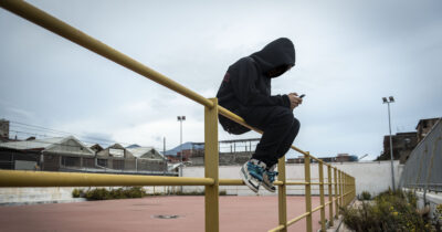 Copertina di Violenza giovanile, il report Save the Children: “Più tempo in carcere, più coltelli, i gesti come in un videogioco. E aumentano i denunciati per associazione mafiosa”