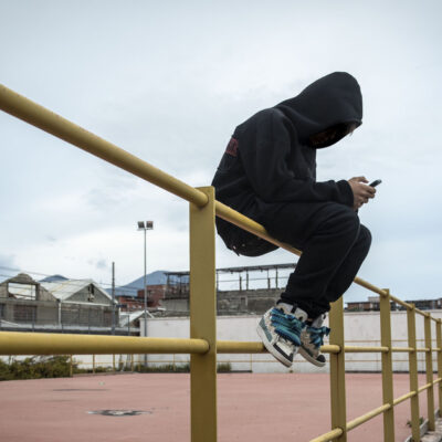 Copertina di Violenza giovanile, il report Save the Children: “Più tempo in carcere, più coltelli, i gesti come in un videogioco. E aumentano i denunciati per associazione mafiosa”