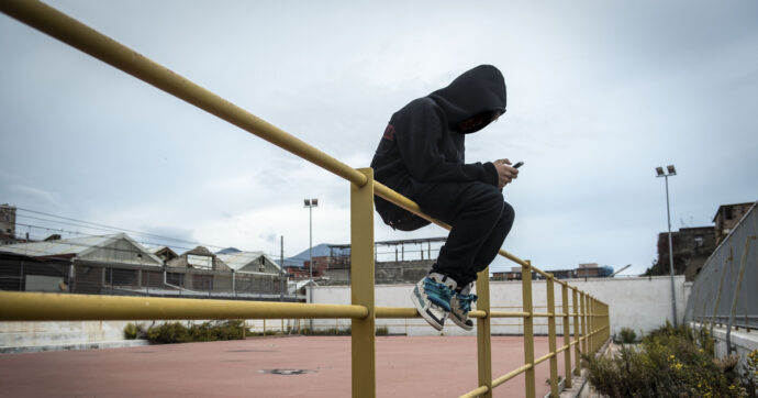 Violenza giovanile, il report Save the Children: “Più tempo in carcere, più coltelli, i gesti come in un videogioco. E aumentano i denunciati per associazione mafiosa”