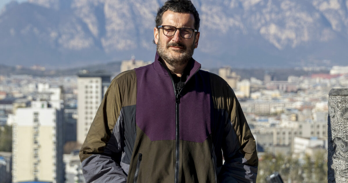 “Il viaggio in Perù un incubo. Ero in un mini albergo dove non c’era la carta igienica. Cercavo di dormire e che succede? Il terremoto”: parla Costantino della Gherardesca