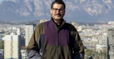 Copertina di “Il viaggio in Perù un incubo. Ero in un mini albergo dove non c’era la carta igienica. Cercavo di dormire e che succede? Il terremoto”: parla Costantino della Gherardesca