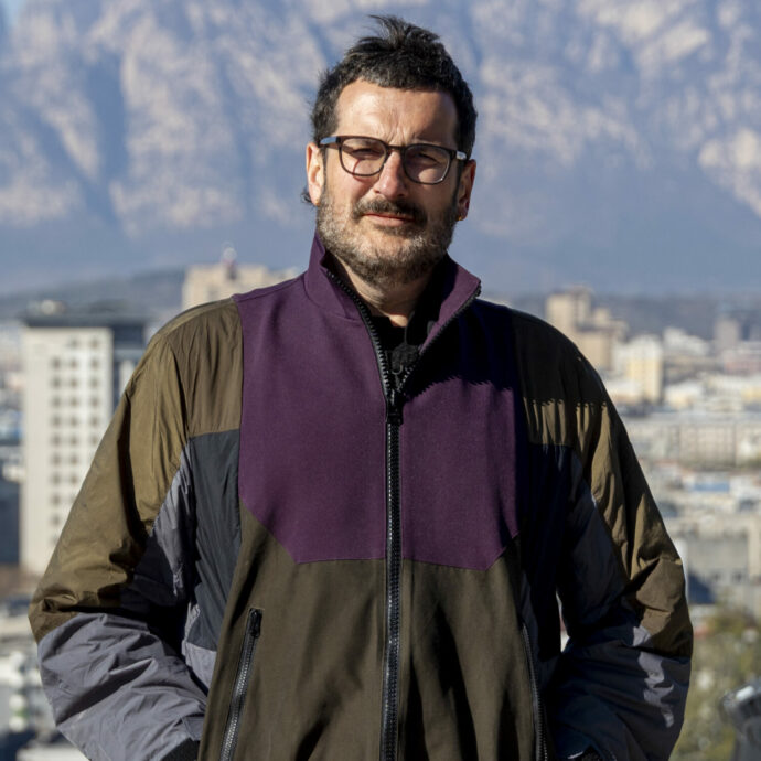 “Il viaggio in Perù un incubo. Ero in un mini albergo dove non c’era la carta igienica. Cercavo di dormire e che succede? Il terremoto”: parla Costantino della Gherardesca