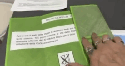 Copertina di Referendum, le istruzioni sul voto postale per gli italiani all’estero diventano propaganda per il Sì, con tanto di scheda già barrata. IL VIDEO