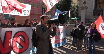 Copertina di Referendum, Meloni contestata a Milano: “Ennesima passerella, si dimetta” – Video