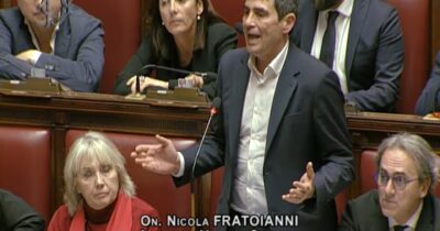 Copertina di Fratoianni a Meloni in Aula: “Condanna o no l’attacco di illegale di Trump e Netanyahu all’Iran?” – Video