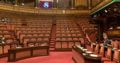 Copertina di Ilva, Urso parla al Senato ma l’aula è deserta: solo 30 parlamentari presenti, appena 9 della maggioranza
