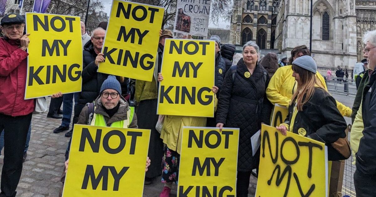 “Parassiti, cosa sapevi di tuo fratello e Epstein?”: re Carlo III contestato dai sudditi. E intanto Meghan mette in vendita weekend con lei da 1600 euro