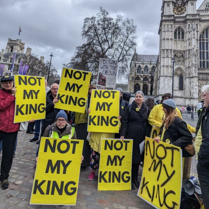 “Parassiti, cosa sapevi di tuo fratello e Epstein?”: re Carlo III contestato dai sudditi. E intanto Meghan mette in vendita weekend con lei da 1600 euro