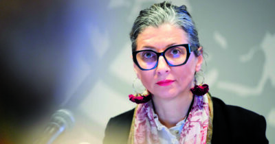 Copertina di Francesca Albanese ancora senza via d’uscita dalle sanzioni Usa: “Sono sola, neanche Banca Etica mi ha aperto il conto”. Replica del direttore generale: “Rischiavamo multa da 1 miliardo e chiusura”