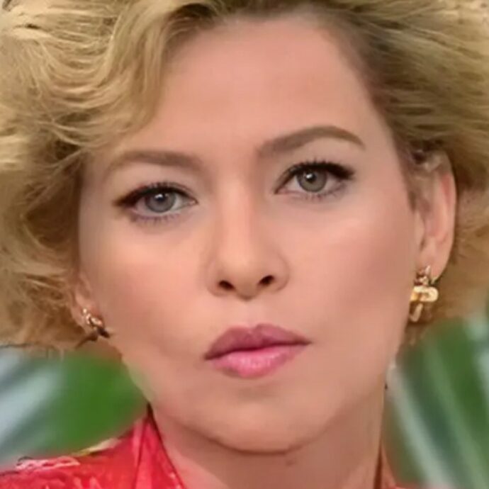 “Io non ti ho fatto nessuna domanda, Maria Grazia”, quando Enrica Bonaccorti sventò la truffa del “Cruciverbone” a “Non è la Rai”: “Uno dei capi mi disse ‘Queste cose non fanno bene alla tv'”