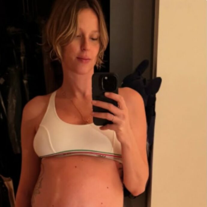 Federica Pellegrini mostra il pancione al nono mese, e Matteo Giunta la provoca: “Sicuri che non sono due?”. Il botta e risposta tra moglie e marito è tutto da ridere