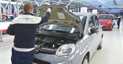Copertina di La Cina è vicina:  Stellantis  pensa di lasciare l’Ue ai rivali