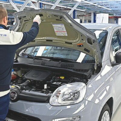 Copertina di La Cina è vicina:  Stellantis  pensa di lasciare l’Ue ai rivali