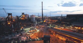 Copertina di Ilva, cassa integrazione fino a marzo 2027 e da ottobre mancheranno i soldi. Intanto sulla vendita è tutto fermo
