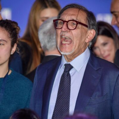 Copertina di Lo slalom di La Russa sul razzismo di Almirante: “Si mostrò non contrario all’antisemitismo”. Il Pd: “Distorce la Storia”