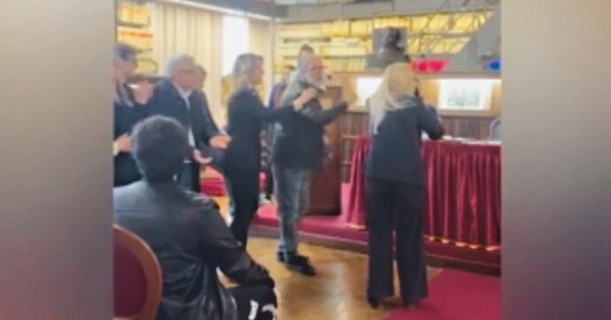 “Questo è solo  uno spot pro Sì”.  E 150  studenti lasciano la sala