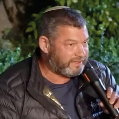 Copertina di Così Israele sponsorizza le vacanze in Italia: “Pasqua nel  Cilento con il generale dell’Idf Ofer Winter”. La denuncia di Potere al Popolo