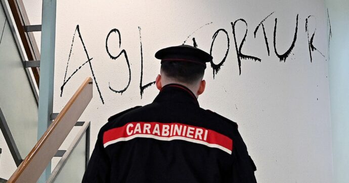 Blitz degli antagonisti  nella sede Asl a Torino