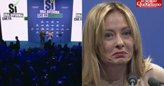 Copertina di Il fuoriprogramma che imbarazza Giorgia Meloni. Un uomo sale sul palco a Milano, le consegna un libro e dice: “Aspetto le dimissioni di Mattarella”