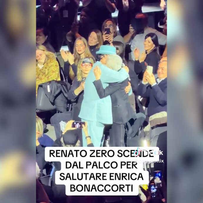 Enrica Bonaccorti morta, quando Renato Zero fermò il concerto per scendere dal palco e abbracciarla – Video