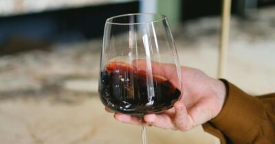 Copertina di “Un calice di vino riduce davvero il rischio di infarto o ictus?”: l’esperto spiega la verità dietro il nuovo studio