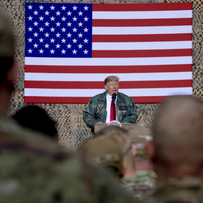 Copertina di Attacco all’Iran, gli Usa per l’“exit strategy” Ma inviano 5.000 marines